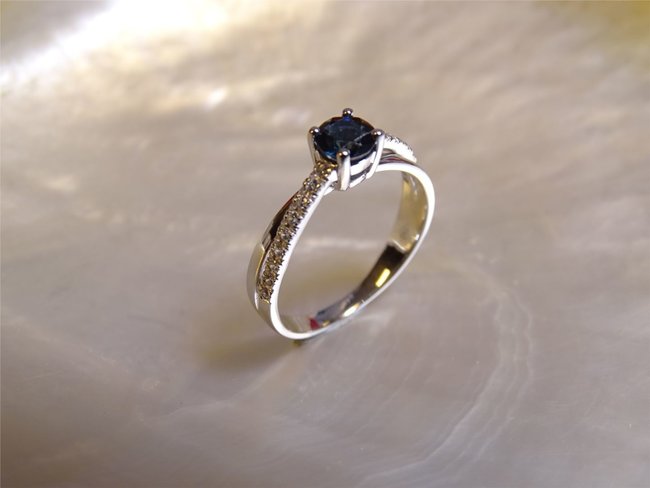 Loumya Gold | Bague | Or Blanc | Saphir | Oxyde de Zirconium Loumya Gold | Bague | Or Blanc | Saphir | Oxyde de Zirconium