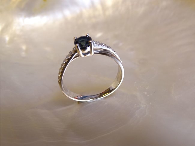 Loumya Gold | Bague | Or Blanc | Saphir | Oxyde de Zirconium Loumya Gold | Bague | Or Blanc | Saphir | Oxyde de Zirconium